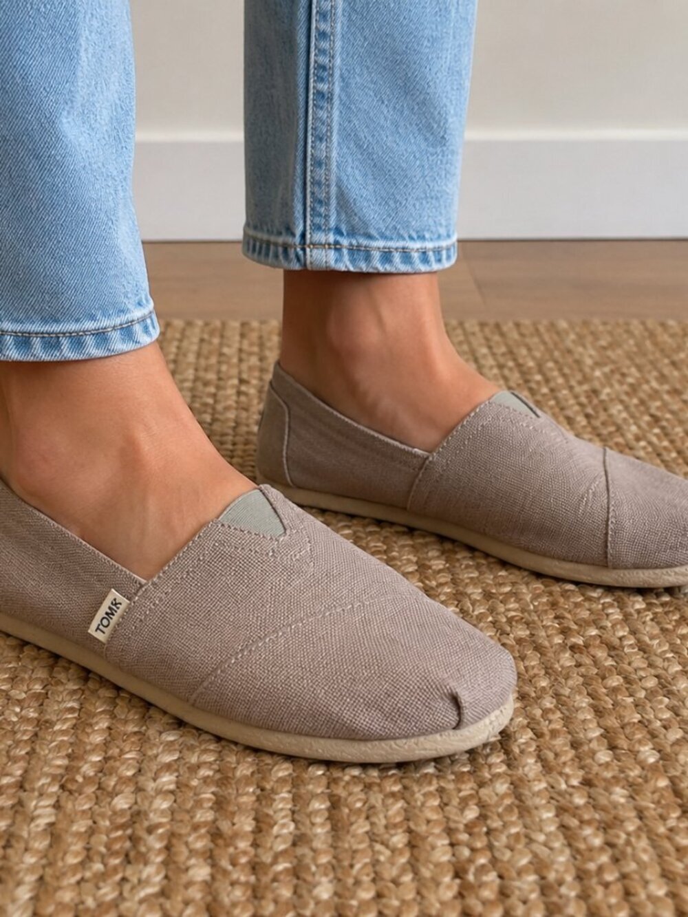TOMS Classic Slip-On Shoes Women’s Size 8.5 Beige Canvas Casual Flats